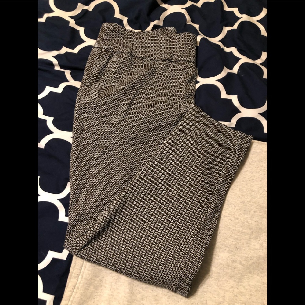 Printed black and white skinny leg crop pants